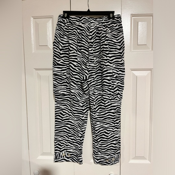 Jules & Leopold Casuals Women's Zebra Print Cropped Jogger Pants Size Medium - Picture 7 of 8